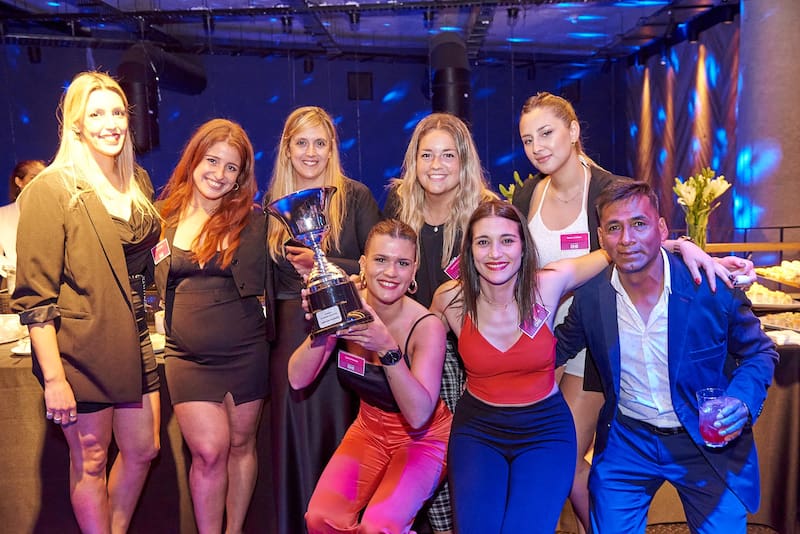 El equipo femenino de fútbol de ONE Argentina. De izquierda a derecha: Carolina Torres, Nahir Hachen, Gilda Boker, Camila Hontalvilla, Wanda Cialdella, (arriba) y Camila Pittaluga, Sol Chavez y Eduardo Maizares (abajo).