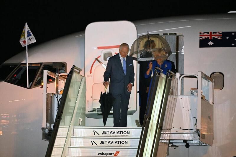 El rey Carlos III (izq.) y la reina Camila de Gran Bretaña llegan al Aeropuerto Internacional de Sídney en Sídney, Australia. Fuente: EFE.