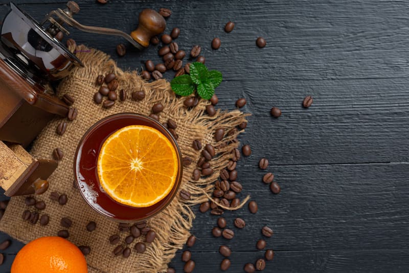 Es aconsejable esperar entre 30 y 60 minutos luego de tomar café antes de consumir vitamina C (Fuente: Freepik)