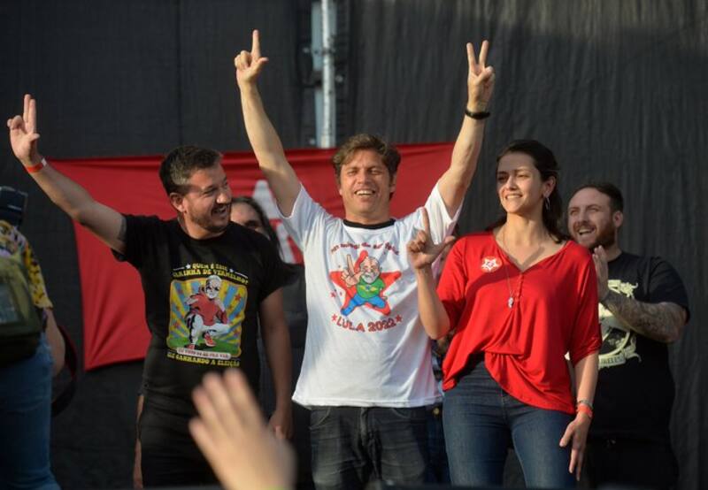 Axel Kicillof junto a dirigentes kirchneristas cerró la campaña de Lula en La Plata