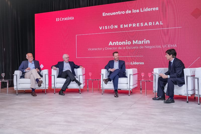Antonio Marín, vicerrector y director de la escuela de negocios de la UCEMA; Carlos Bacher, CEO de Techint Ingeniería y Construcción; y Matías Campodónico, presidente de DOW Argentina.
