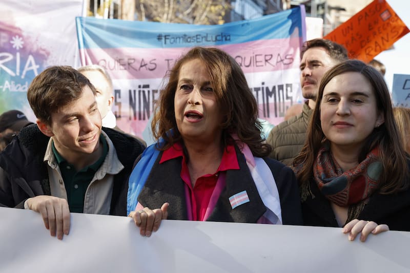 Carla Antonelli (c), diputada de Más Madrid en la Asamblea de Madrid, asiste a la concentración #Niunpasoatras convocada en Madrid, este domingo, en defensa de los derechos LGTBIQ+. Imagen: EFE.