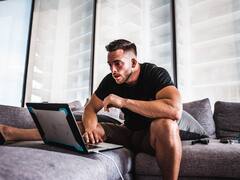 El consejo clave de un millonario de 28 años para hacerte rico (el ahorro no es tan importante)