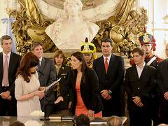 Una Cristina de buen humor volvió a mostrarse en la jura de la nueva ministra de Seguridad