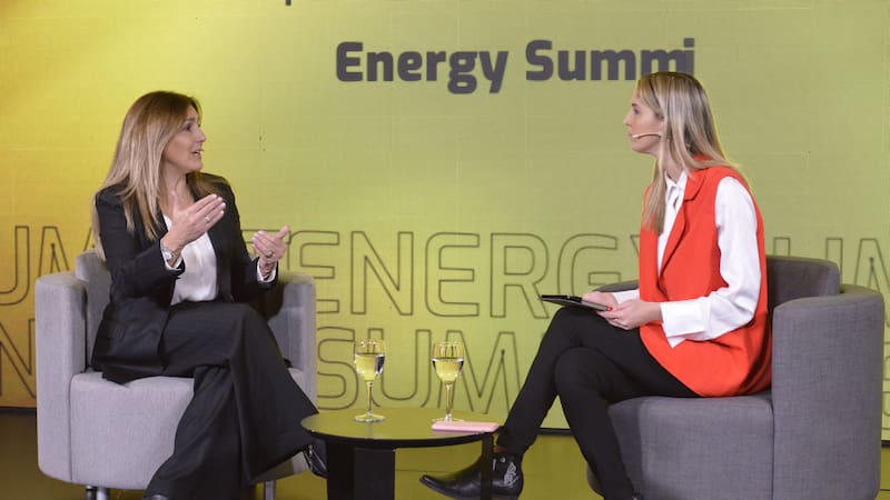 Fernanda Raggio, Vicepresidenta de exploración de YPF, junto a Florencia Barragan (El Cronista)