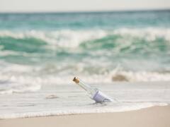 Encuentra un mensaje en una botella tirada en 2018 con un número de teléfono y decide escribir un SMS: esto es lo que pasó