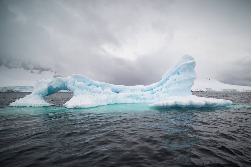 El cambio de color del océano Ártico hacia tonalidades verdes está asociado al rápido derretimiento del hielo marino. (Foto: Freepik)