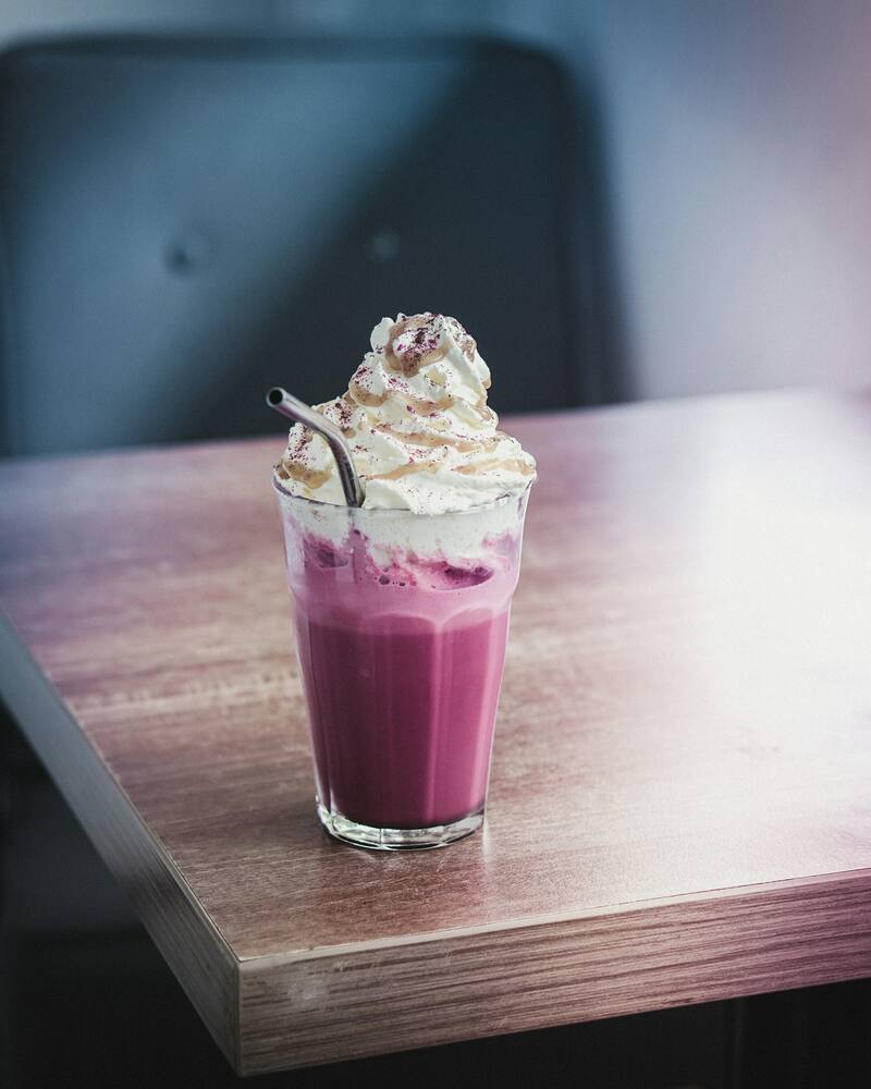 La leche rosa de remolacha ofrece una gran cantidad de beneficios para el organismo (Fuente: Unsplash)