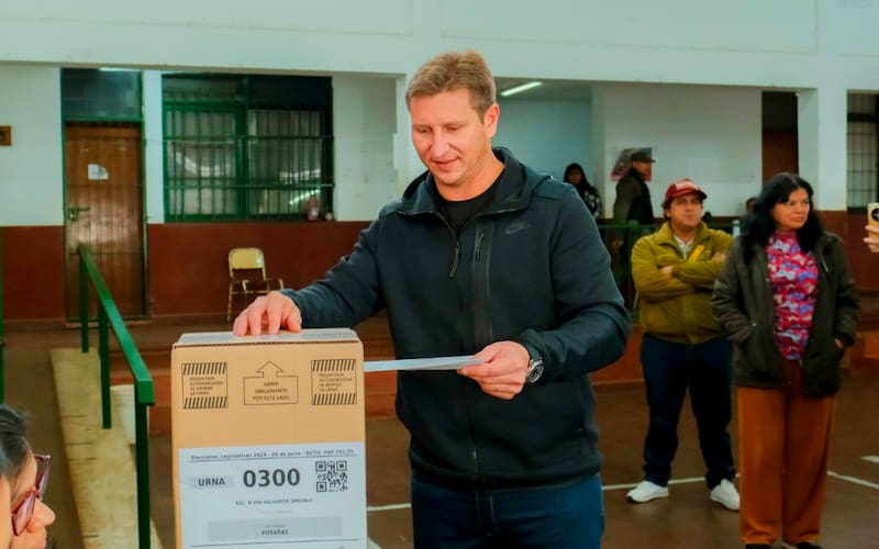 El candidato a diputado provincial por el Frente Renovador Neo, Sebastián Macias, votó en la Escuela Provincial N.º 298 de Posadas.