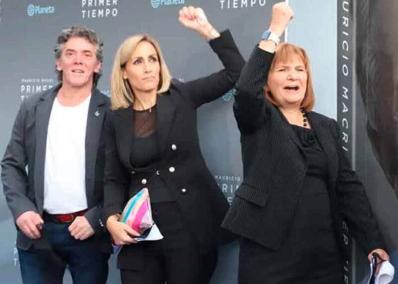 Florencia Arietto cuando militaba con Bullrich. Atrás, Maximiliano Guerra.