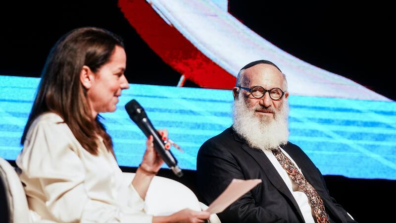Eduardo Elsztain, presidente de IRSA, con Gabriela Ruggeri, partner de Kamay Ventures, moderadora del panel en el Foro Argentino de Inversiones.