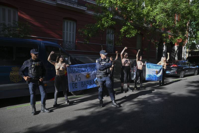 Varias activistas de Femen protestan ante la residencia del embajador argentino en Madrid. EFE.