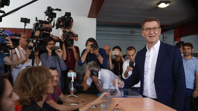 El líder del Partido Popular, Alberto Núnez Feijóo, tras ejercer su derecho al voto para las elecciones generales en Madrid. EFE/Chema Moya