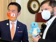 Por qué Japón le regaló un peluche de Pokémon al nuevo presidente de Chile, Gabriel Boric
