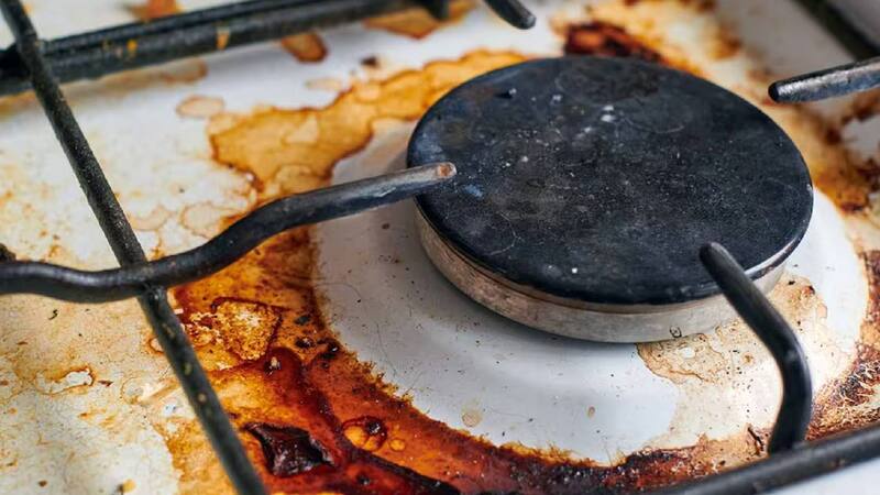 Existe una mezcla sencilla de preparar para limpiar la grasa adherida a las superficies de la cocina. Fuente: archivo.
