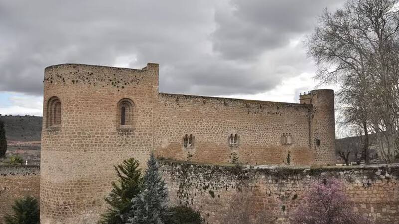 El imponente castillo del siglo X que tiene una iglesia medieval en su interior y se puede visitar.
