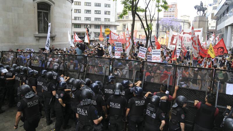 Afuera de la Legislatura se produjeron choques entre policías y manifestantes
