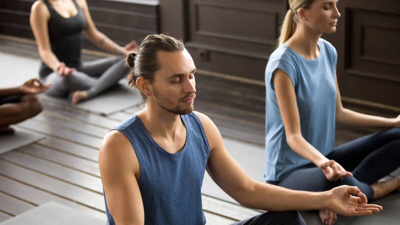 Las técnicas de respiración y meditación del yoga Kundalini ayudan a reducir el estrés y la ansiedad, promoviendo una sensación de calma y bienestar.