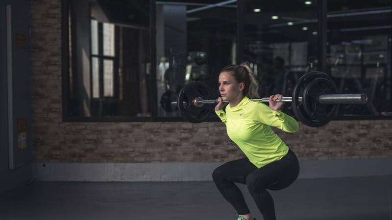 Integrar este ejercicio de alto rendimiento de manera consistente en una rutina puede servir para fortalecer los musculos.