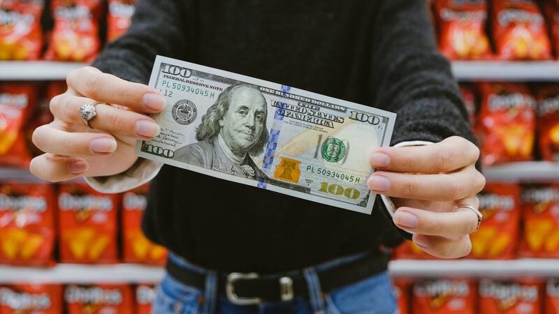 Preocupación por la medida del Gobierno para retener los dólares.