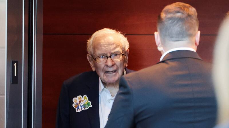 El presidente de Berkshire Hathaway, Warren Buffett, asiste a la reunión anual de accionistas de Berkshire Hathaway Inc. en Omaha, Nebraska, EE. UU.