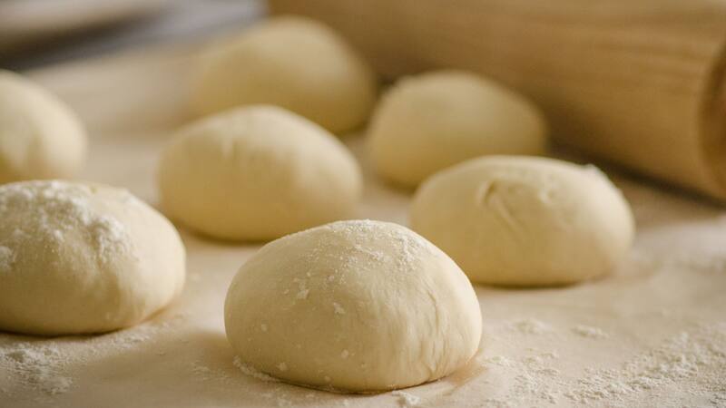 Este pan es súper sencillo de preparar y solo tiene tres ingredientes.