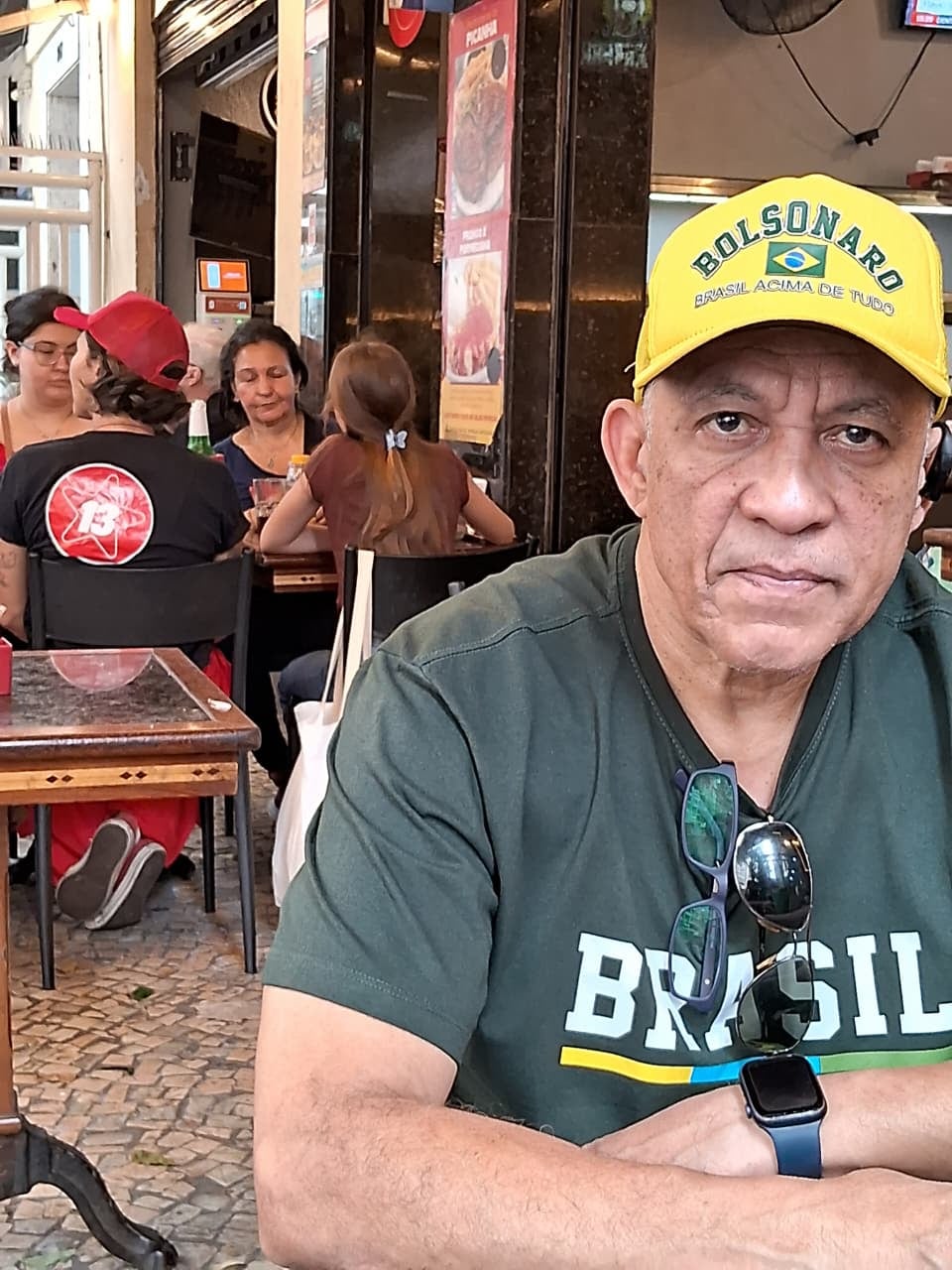 Un simpatizante bolsonaristas y uno de Lula, en las mesas del mismo bar de Copacabana
