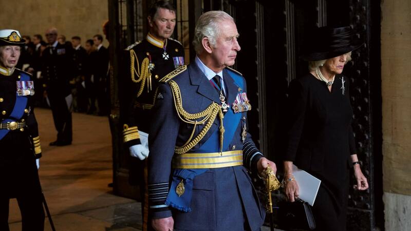 "Despiadado e insensible": las críticas al rey Carlos III luego de conocerse más de 100 despidos