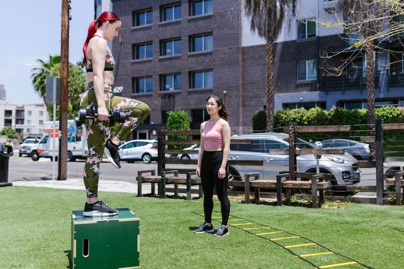 Las subidas al cajón inversas implican un control preciso del movimiento y una bajada lenta para maximizar la activación muscular (Fuente: Pexels)