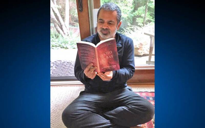 Profesor de práctica de inglés en el departamento de Inglés de la Universidad de Duke, Akhil Sharma.