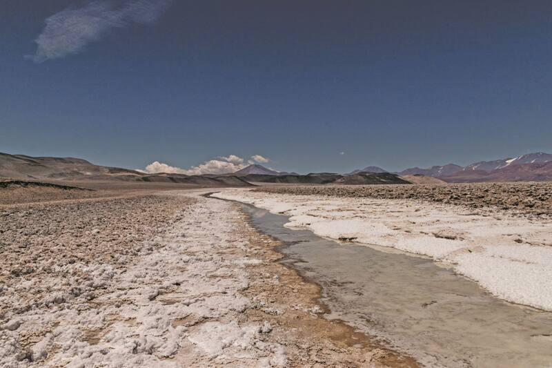 Litio, junto con agro, minería, hidrocarburos y energías renovables, funcionan como 'islas' en el país.