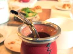 G20: una chef dio trucos a periodistas extranjeros para hacer un buen mate