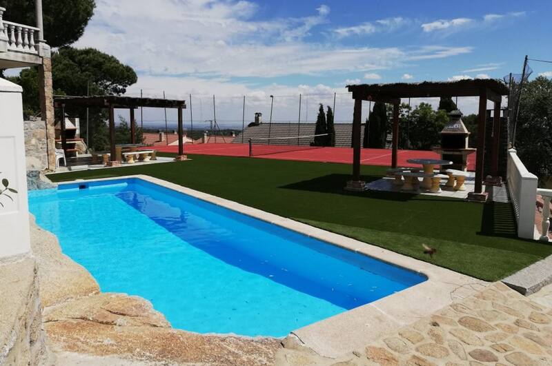 Escapadas: vista de la espectacular piscina y la cancha de tenis que hay en este hospedaje.