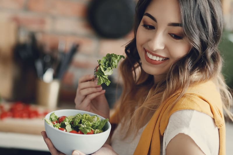 Incorporar frutas, verduras, granos integrales y grasas saludables en la dieta ayuda a mantener células jóvenes (Fuente: Freepik)