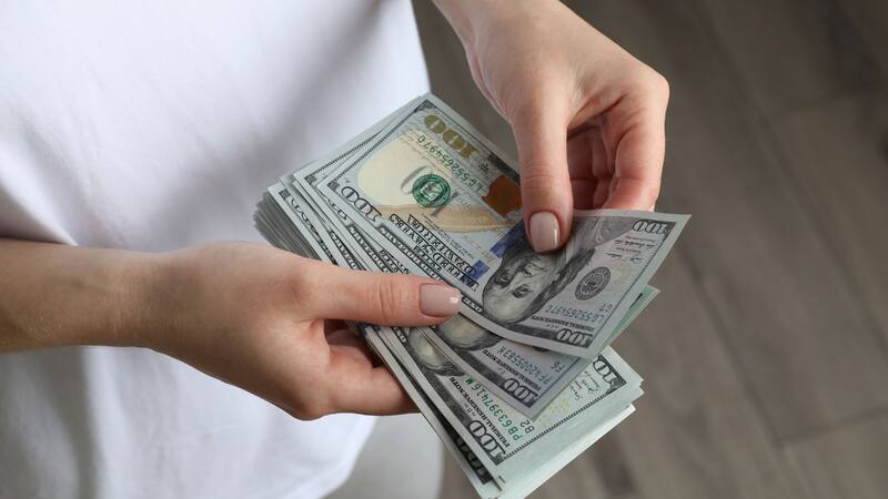 Multarán a todas las personas que posean dólares en su casa y no cumplan con esta condición obligatoria