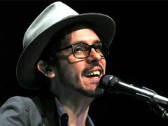 El cantautor y “su respaldo