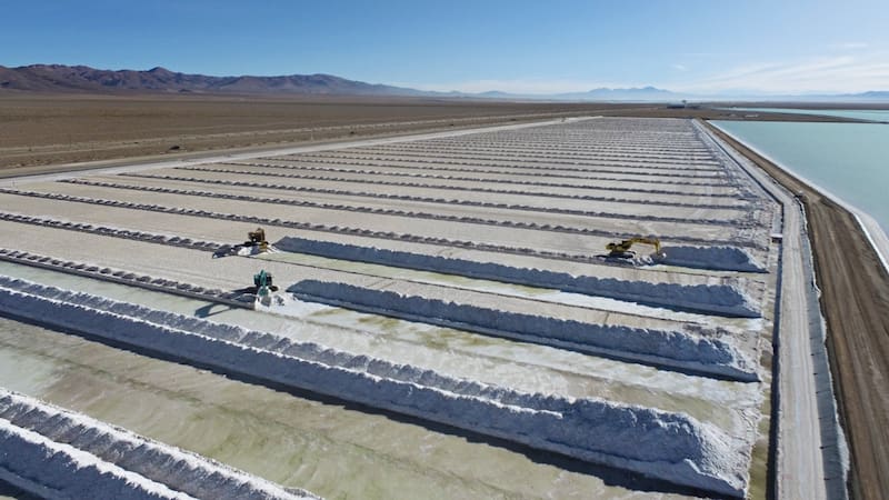 El litio se utiliza para hacer batería de celulares y para vehículos eléctricos.