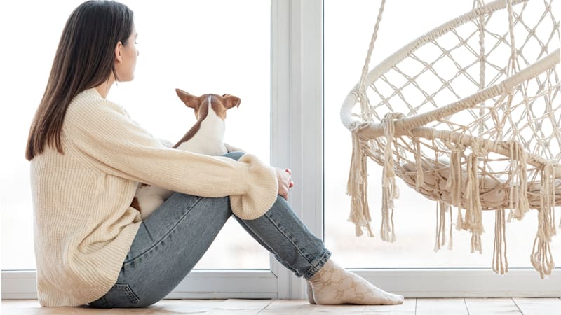 La psicología advierte que no siempre que una persona prefiera quedarse en casa en lugar de salir con amigos es señal de alarma.