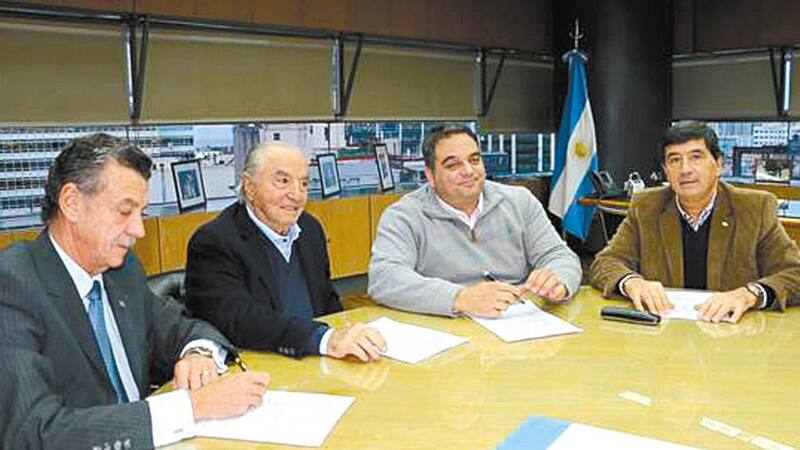 Triaca junto a Cavalieri y los representantes empresarios del sector al firmar la suba extra en Comercio