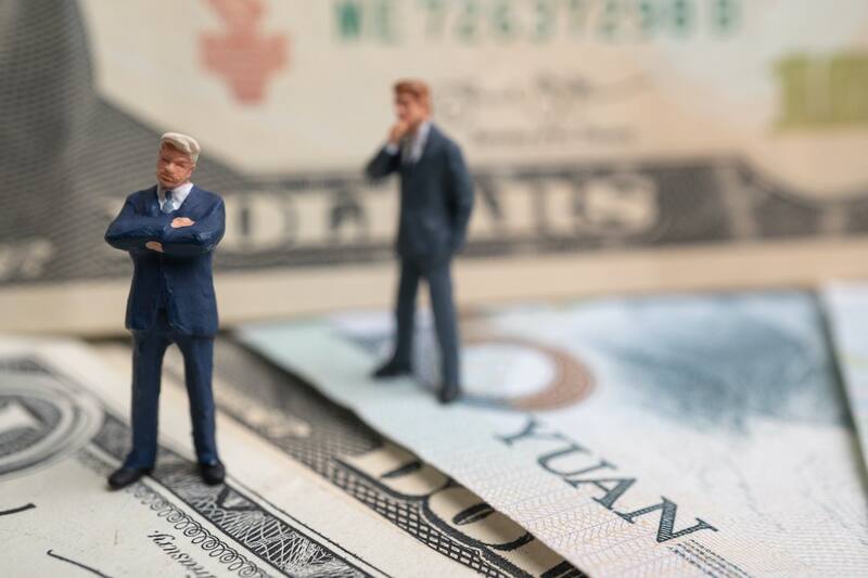 Para Bloomberg, el alza del dólar desató una "guerra de divisas"