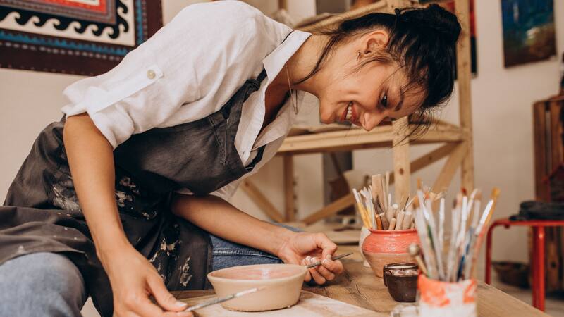 Trabajar con tus manos en proyectos artísticos puede ayudarte a alejar los pensamientos negativos y estresantes.