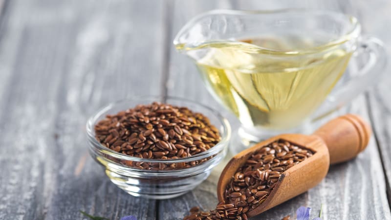 El aceite de lino es un condimento rico en omega-3 capaz de proteger la salud del corazón. Fuente: Shutterstock.