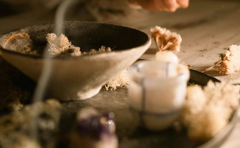 En este ritual es fundamental guardar el orden estipulado entre las velas que deberás encender. Foto: Pexels.