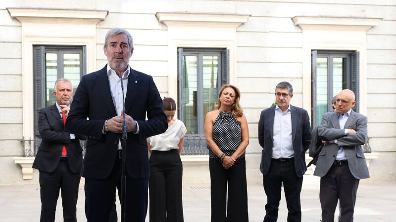 Fernando Clavijo, presidente de Canarias, haciendo una declaración tras el registro de la proposición para modificar la ley de extranjería.