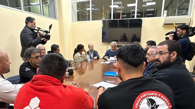 Las claves para destrabar el conflicto en el puerto de Montevideo