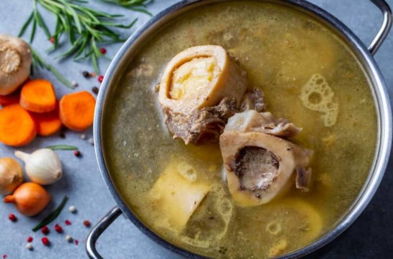 El caldo de huesos con colágeno que transforma la piel, el cabello y calma todos los dolores articulares