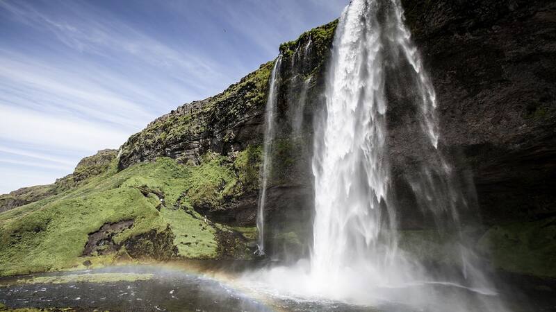 Los destinos con cascadas suelen atraer a miles de viajeros todo el año.