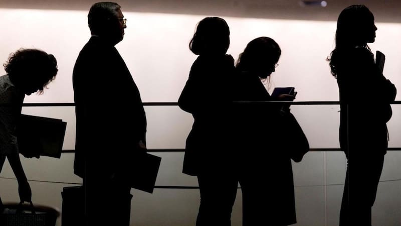 Los trabajadores que ganen menos de 1350 euros podrán cobrar este subsidio y su sueldo al mismo tiempo. Fuente: Archivo