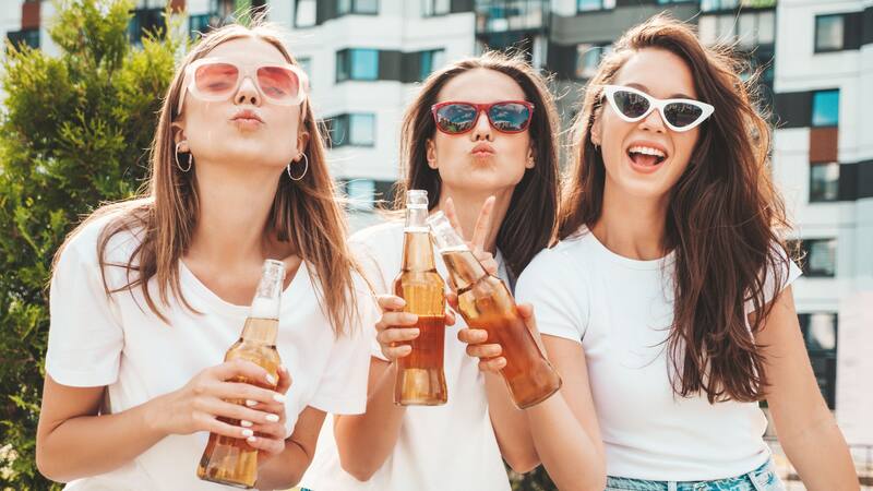 Las mujeres solteras la pasan mejor que los hombres en la misma condición: las claves para ser felices solas, según un estudio psicológico.