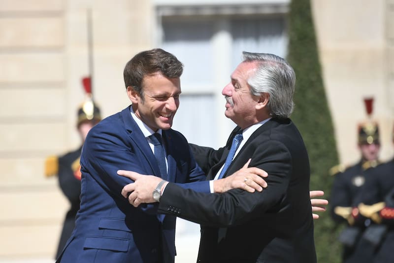 El objetivo de Macron es conseguir un alto al fuego entre Rusia y Ucrania. Fernández es su aliado estratégico.